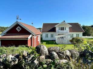 Sveitservilla i idylliske omgivelser med båtplass og sjøbu - Søndre Sandøy