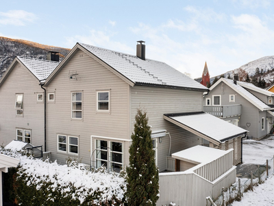 Attraktiv del av 2-mannsbustad! 3 soverom og stor stove. Fin uteplass og sentral beliggenheit nærma Campus