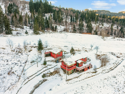 Eldre enebolig med idylliske og landlig beliggenhet ovenfor Brakvatnet. Valestrand / Osterøy. Bolig trenger oppussing.