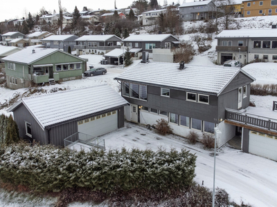 Enebolig med høy og fri beliggenhet. Innredet leilighet i underetasje. Isolert dobbelgarasje.