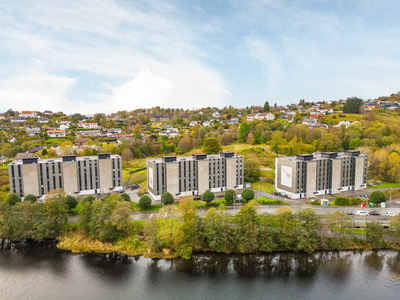 Flott 3-roms med ny balkong og garasjeplass med el-bil lader. Kort vei til butikk, skole og barnehage og Nesttun.