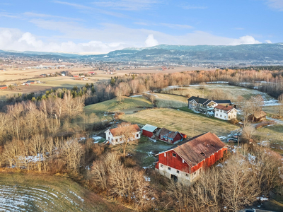 Idyllisk landbrukseiendom på ca 208 dekar i naturskjønne omgivelser| Renoveringsobjekt | Kort vei til bhg og skole!