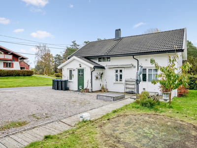 Koselig hus med pen tomt og gode solforhold | Garasje og uthus | Trygt og rolig nabolag nær skole og barnehage!