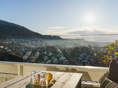 Landås - Sollien | Flott leilighet med stor terrasse, nydelig utsikt og gode solforhold! Egen inng. og god planløsning