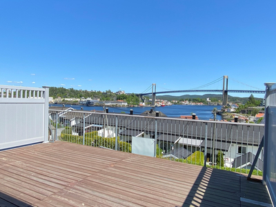 Lettstelt terrasseleilighet m/fantastisk utsikt i et flott boligkompleks. Stor terrasse, garasje og heis!