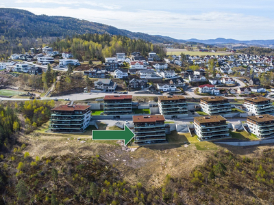 Lys og innbydende 4-roms terrasseleilighet i fremste rekke. Fjernvarme. 2 terrasser m/suveren fjordutsikt. 2 g-plasser.