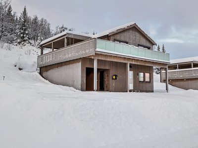 Nyere enebolig fra 2020 med hybel, stor terrasse og carport i barnevennlig boligfelt. Nydelig utsikt!