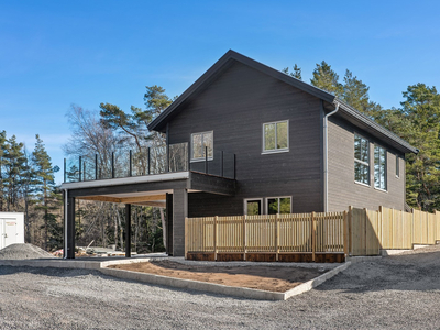 Nyoppført enebolig fra 2023 over to plan med 3 soverom I Carport I Takterrasse I Meget kort vei til sjø og strand