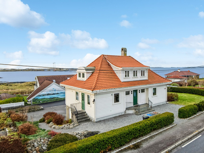 Velholdt, påkostet og arkitekttegnet familiebolig med dobbel garasje | Praktfull utsikt | Flott opparbeidet eiendom