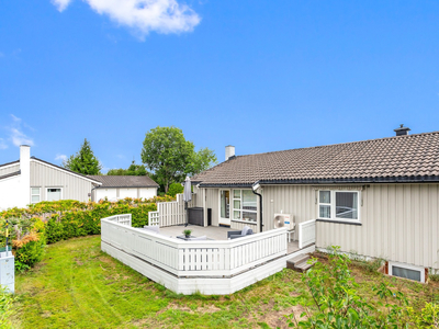 Enebolig uten dok.avg. | Garasje i rekke | Terrasse på 40 m² og hage | Familievennlig beliggenhet | Kort vei til tog