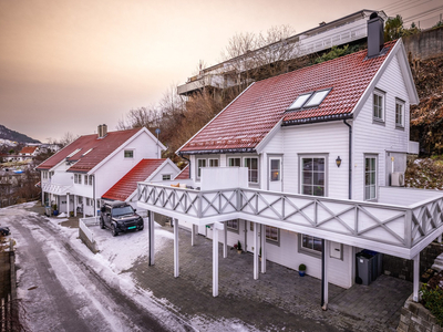 Enebolig med garasje + flere bilplasser på egen tomt | Stor terrasse og lettstelt hage | 4 soverom, 2 bad og 2 stuer