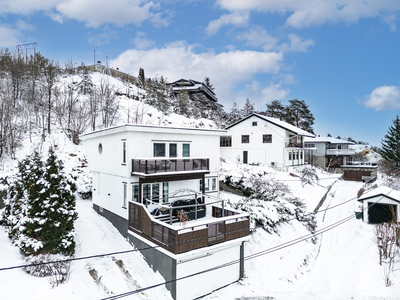 Enebolig med garasje og nydelig utsikt | Gode solforhold | Takterrasse og balkong | Sentralt