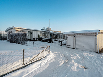 Enebolig sentralt på Lena - 4 soverom - vedlikeholdt - garasje. Skjermet beliggenhet - fin og lettstelt tomt.