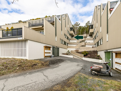 Familievennlig 4-roms selveier med solfylt terrasse og flott utsikt. Potensial knyttet til oppgradering. Garasjeplass.