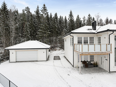 Halvpart tomannsbolig fra 2020 med dobbellgarasje. Lettstelt tomt med meget god utsikt mot Bjørkelangen.