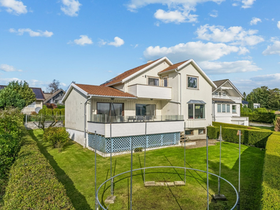 Innholdsrik enebolig med garasje | Solrik hage og terrasse | Mye innvendig modernisert | Barnevennlig og rolig | Utsikt!