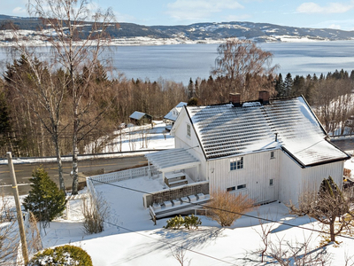 Ny pris - Frittliggende og noe oppgradert enebolig med dobbel garasje og fantastisk utsikt over Mjøsa!