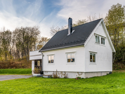 Nyhet! Enebolig med 3 sov, carport og hage - Romslig tomt - God standard - Sentralt, rett ved ny skolen