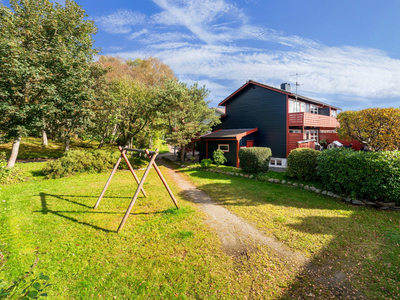 Romslig familiebolig med stor, solrik terrasse og garasje