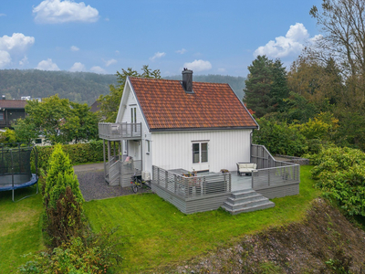 Unikt og innbydende hus med solrik veranda. Usjenert og rolig beliggenhet i blindgate.