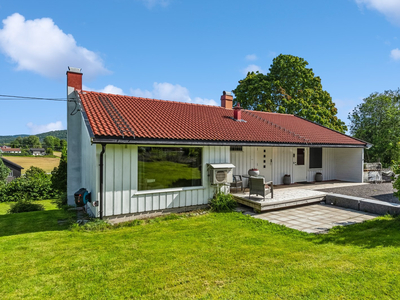 Velholdt enebolig beliggende nær Hof sentrum! Pent opparbeidet, solrik og stor tomt! Flotte uteplasser, hage og garasje.