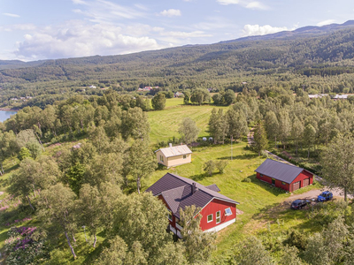 Enebolig med stor, frittstående garasje i landlige omgivelser med fantastisk utsikt og meget gode solforhold.