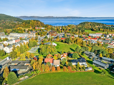 Enebolig med tilhørende tomt (totalt 1756 kvm.) i svært attraktivt område. Innerst i blindveg grensende mot friområder.