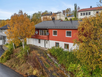 Enebolig med utleiedel og garasje. Hybel/Sokkelleilighet. Flott utsikt. Oppussingsobjekt.