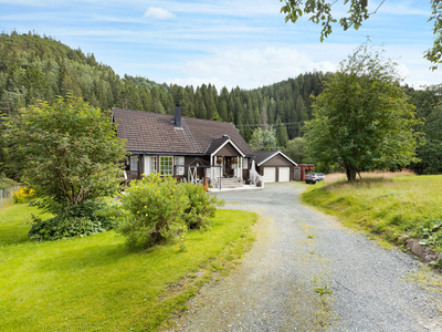 Enebolig over 3 plan fra 1986 med dobbelgarasje - Hage - 3 soverom - Landlig beliggenhet - Tomt på 724m².