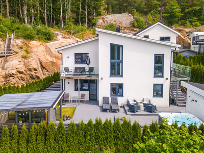 Flott enebolig fra 2016. Moderne arkitektur, spennende planløsning. Carport, elbillader og nydelige, solrike uteplasser.