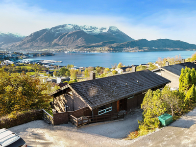 Halvpart av tomannsbolig med spennende planløsning, parkering og panoramautsikt!