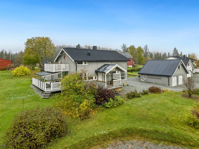 Harran - Velholdt og innholdsrik enebolig med romslig garasje og carport. Kort veg til oppvekstsenter, butikk m.m