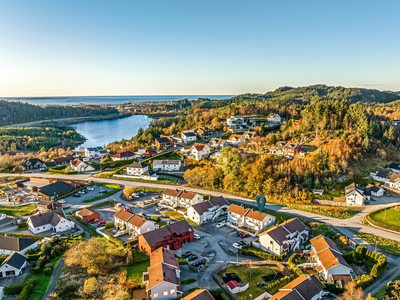 Innbydende og lettstelt leilighet - Arealeffektiv planløsning - 2 soverom - Stor terrasse - Populær beliggenhet - Parker