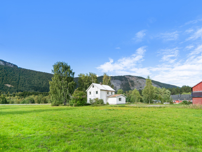 Nedlagt landbrukseiendom med enebolig og fjøsbygg. Ca. 311 000 kvm tomt.