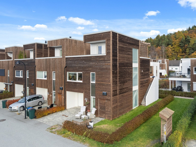 NYE VESTNES-Moderne familiebolig på hjørnetomt med garasje og romslig takterrasse. Kort vei til skoler og turområder.