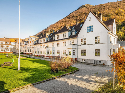 Sjarmerende eierleilighet over to plan med originale detaljer. Attraktiv beliggenhet nær Haukeland, buss og bybane!