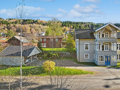 Sjarmerende & romslig bolig godkjent med utleiedel | Barnevennlig og solrik beliggenhet | Stor tomt | Dobbel carport