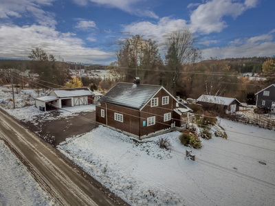 SKIEN - STAVDAL Oppgradert enebolig i landlige omgivelser med stor tomt og verksted/garasje