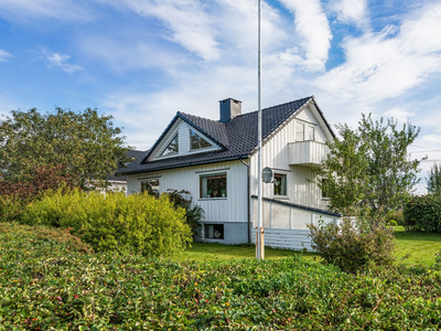 Stor enebolig over 3 plan på 208 kvm - Meget sentral og attraktiv beliggenhet - Stor og solrik tomt på 970 kvm - Garasje