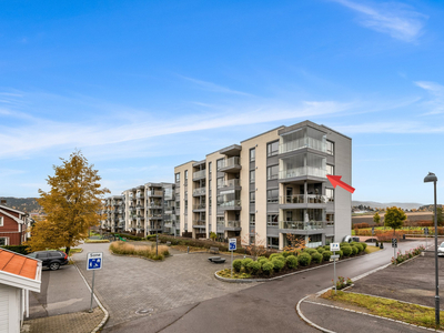 Stor og delikat endeleilighet midt i sentrum - Solrik innglasset balkong - 3 soverom - Garasjeplass med EL-lader - 2 bad