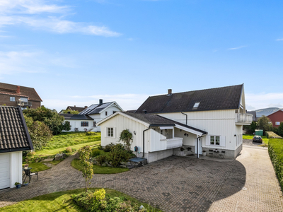 Svært sentralt beliggende og familievennlig enebolig på fantastisk eiendom - Dobbelgarasje og garasjehus - Nær tog!