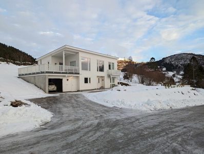 Enebolig frå 2018. Solrik tomt med nydelig utsikt i Kjølsdalen.