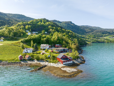 Enebolig i naturskjønne og solrike omgivelser ved sjø. Fin utsikt og parkering. Boligen er nyoppusset innvendig.