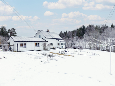 Enebolig med stor terrasse, svært romslig tomt, gode solforhold og idyllisk beliggenhet med nydelig utsikt over Setten!