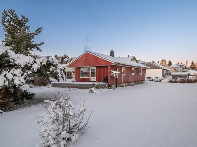 Familievennlig og flott enebolig med stor flat tomt | Solceller | Ett plan pluss kjeller | v/Bymarka og Heimdal sentrum