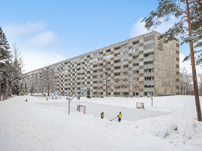 Gjennomgående 4-roms leilighet med solrik innglasset balkong på ca. 8 m²| Heis | Varmtvann og fyring inkl. | Nær marka