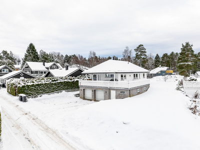 Innholdsrik, høytliggende enebolig i rolig blindgate. Nytt kjøkken (2019) og bad fra 2020. Integrert dobbelgarasje. Kort