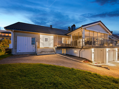 Innholdsrik og sentral enebolig med stor og fin terrasse - hybel - flott utsikt - gode solforhold - barnevennlig tomt.