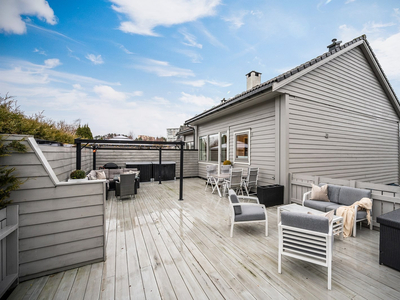 Innholdsrikt rekkehus i ende. 2 uteplasser (totalt 81m²) m/gode solforhold. Bad fra 2021. Peis. Uinnredet loft (37m²)