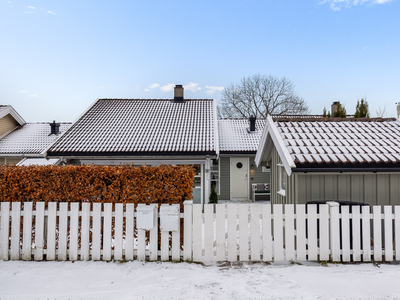 Kjedet enebolig i barnevennlige omgivelser |Solrik tomt m/hage og terrasse |Garasje |U.etg med egen inngang